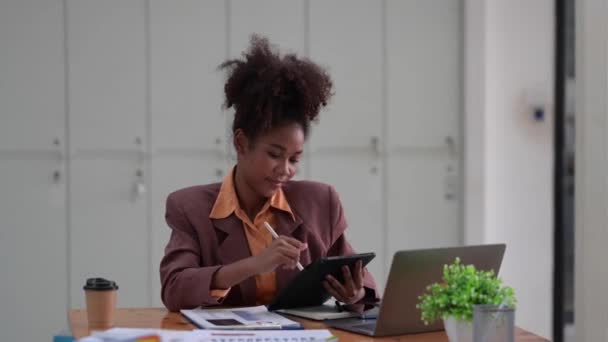 Cheerful African Business Woman Stylish Suit Using Digital Tablet Signing — Wideo stockowe