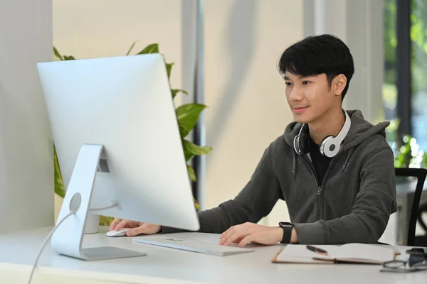 Young Creative Man Wearing Gray Hoodie Looking Computer Monitor Working — Φωτογραφία Αρχείου