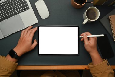 Siyah deri üzerinde dijital tablet kullanan bir işadamının genel görünümü. Reklam tasarımı için boş ekran.