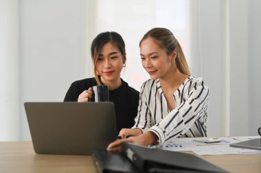 Bir önceki yılın kurumsal gelirini şu anki çalışma alanıyla karşılaştıran iki iş arkadaşının görüntüsü.