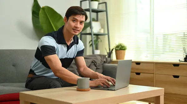 Positivo Asiático Homem Freelancer Trabalhando Online Navegando Internet Laptop Enquanto — Fotografia de Stock