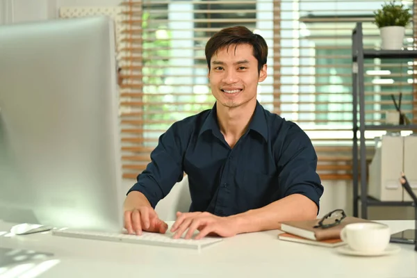 Портрет Успешного Азиатского Бизнесмена Предпринимателя Использующего Ноутбук Управляющего Своим Малым — стоковое фото