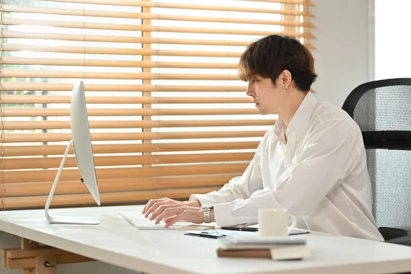 Κομψός Νεαρός Επιχειρηματίας Λευκό Πουκάμισο Κοιτάζοντας Οθόνη Υπολογιστή Την Αναθεώρηση — Φωτογραφία Αρχείου
