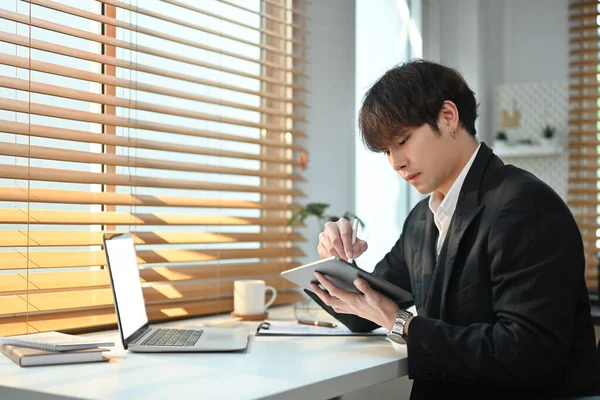 Image Focused Young Businessman Using Digital Tablet Reviewing Project Bright — Φωτογραφία Αρχείου