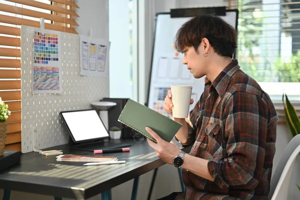 Young Asian Male Designer Stylish Clothes Using Digital Tablet Planning — Φωτογραφία Αρχείου