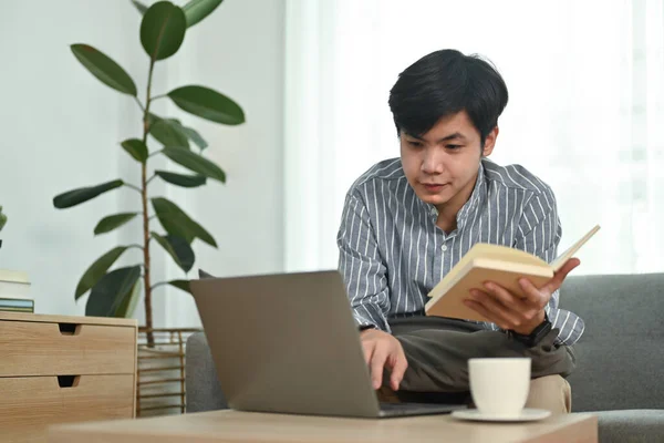 Young Asian Man Using Using Laptop Computer Working Online Checking — Φωτογραφία Αρχείου