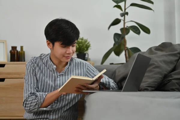 Huzurlu Asyalı Bir Adam Yerde Oturup Kitap Okuyor Boş Zamanlarını — Stok fotoğraf