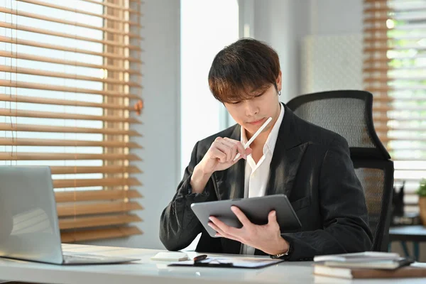Image Financial Analyst Elegant Suit Sitting His Workstation Analyzing Statistical — Φωτογραφία Αρχείου