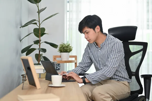 年轻的亚裔男性创业者穿着衬衫在现代总公司的新项目中工作 — 图库照片