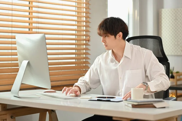 Επικεντρωμένος Νεαρός Επιχειρηματίας Λευκό Πουκάμισο Κοιτάζοντας Οθόνη Υπολογιστή Την Αναθεώρηση — Φωτογραφία Αρχείου