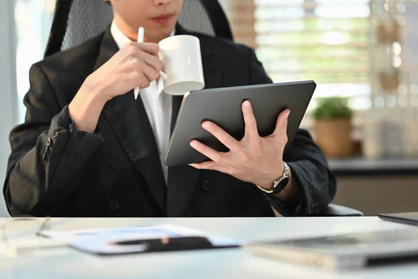 Sabahları Kahve Içen Dijital Tablette Postaları Okuyan Erkek Yöneticinin Kırpılmış — Stok fotoğraf