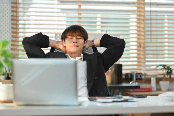 Relaks Tysiącletniego Biznesmena Siedzącego Zamkniętymi Oczami Rękami Zaciśniętymi Głową — Zdjęcie stockowe