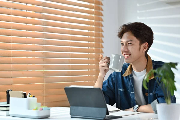 Soddisfatto Asiatico Maschio Freelance Jeans Giacca Bere Caffè Utilizzando Tablet — Foto Stock
