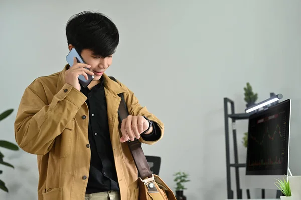 Изображение Молодого Бизнесмена Трейдера Проверяющего Время Часах Разговаривающего Мобильному Телефону — стоковое фото