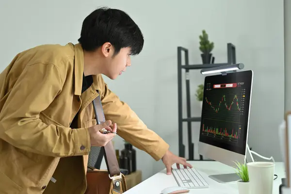 Widok Boku Młodego Przedsiębiorcy Lub Handlowca Stojącego Przed Monitorem Komputera — Zdjęcie stockowe