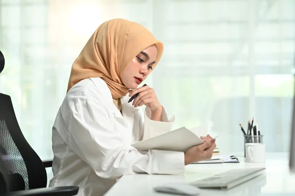 Fokuserad Muslimsk Kvinnlig Chef Bär Hijab Kontrollera Hans Arbetsschema Plan — Stockfoto