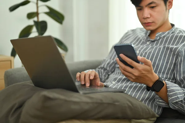 Millennial Aziatische Man Zittend Bank Met Laptop Met Behulp Van — Stockfoto