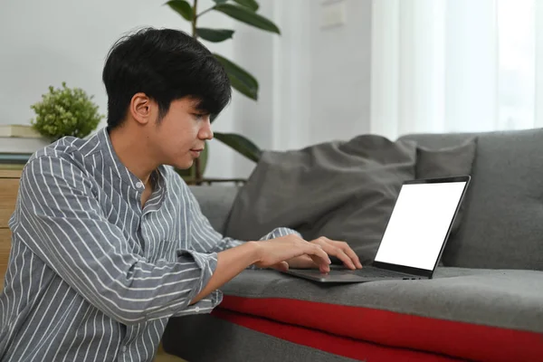 Zadowolony Tysiącletni Mężczyzna Komunikujący Się Przyjaciółmi Internecie Lub Pracujący Laptopie — Zdjęcie stockowe