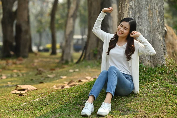 Milenyum Kadını Parkta Dinleniyor Temiz Hava Alıyor Sağlık Hizmeti Yaşam — Stok fotoğraf