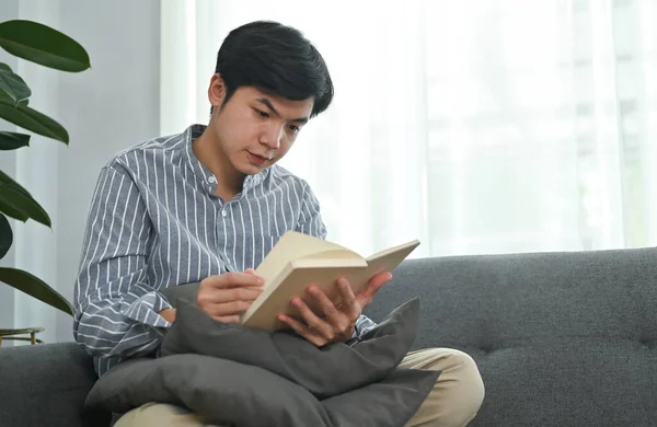 Rustige Duizendjarige Aziatische Man Ruiken Bank Lezen Boek Besteden Kwaliteit — Stockfoto