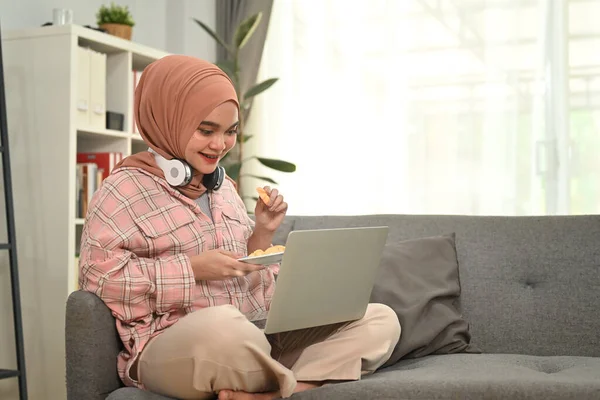 Glad Ung Muslimsk Kvinna Bär Hijab Med Ett Glatt Ansikte — Stockfoto