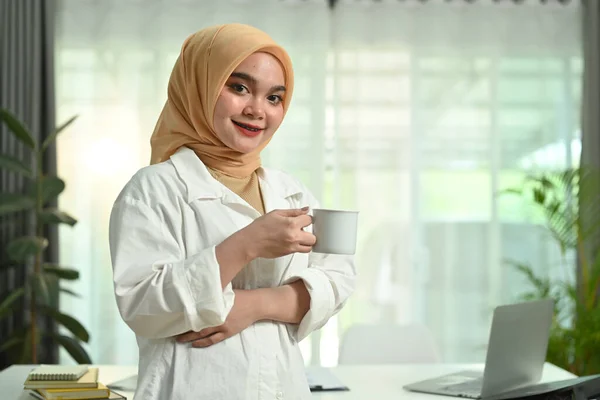 Vacker Asiatisk Muslimsk Kvinna Beige Hijab Håller Kopp Kaffe Stående — Stockfoto