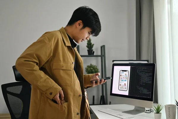 Modern Işyerinde Duran Modern Telefon Kullanan Yaratıcı Erkek Web Tasarımcısı — Stok fotoğraf
