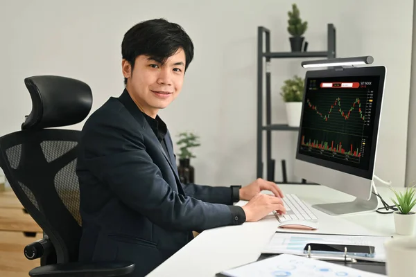 컴퓨터 앉아서 도표를 자신있는 투자가 — 스톡 사진