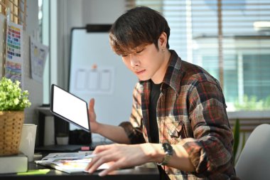 Modern ofiste mobil uygulama yazılım tasarımı projesinde çalışan yakışıklı yaratıcı adam serbest çalışanı..