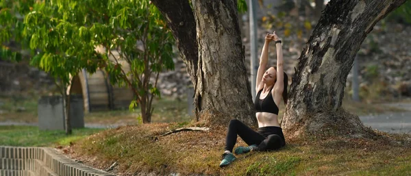 Atletik Beyaz Kadının Kollarını Açtığı Yaz Parkındaki Çimenlerde Antreman Yaptıktan — Stok fotoğraf