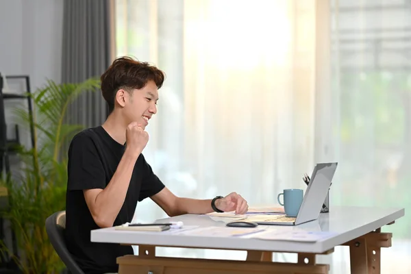 Allegria Asiatica Freelance Maschile Guardando Laptop Ricevendo Posta Leggere Buone — Foto Stock