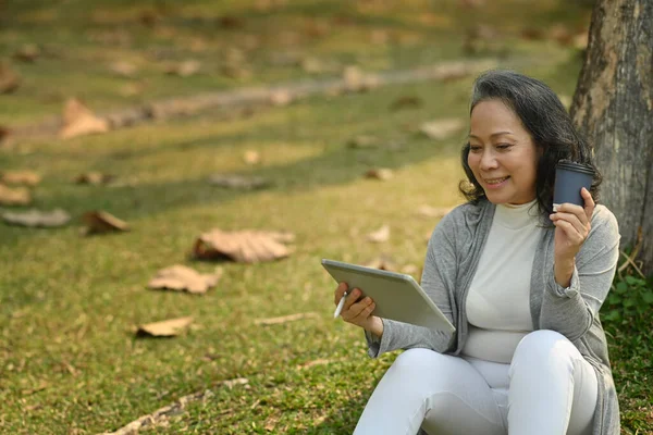 Güneşli Bir Günde Parktaki Ağacın Altında Dijital Tablet Kullanarak Kağıt — Stok fotoğraf