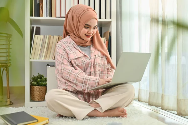 Heureuse Femme Musulmane Joyeuse Portant Hijab Utilisant Ordinateur Portable Pour — Photo