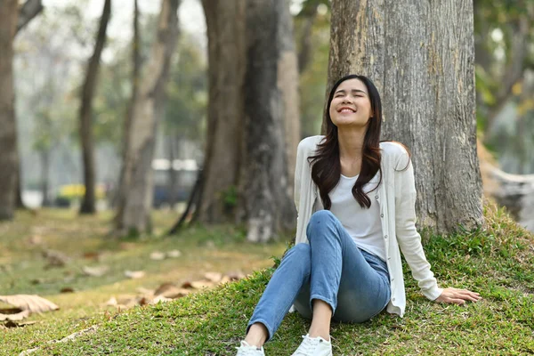 Glückliche Millennial Frau Entspannen Und Frische Luft Park Gesundheitslebensstil Und — Stockfoto