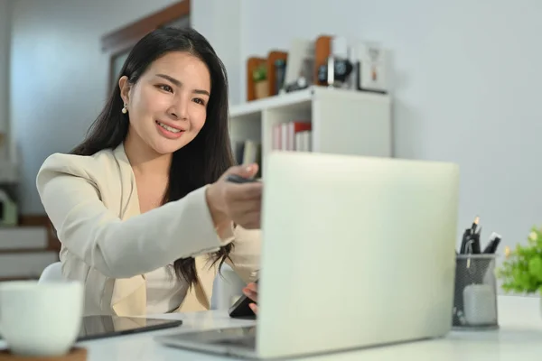 富丽堂皇的亚洲女商人在家里远程工作时 通过笔记本电脑视频会议进行交流 — 图库照片