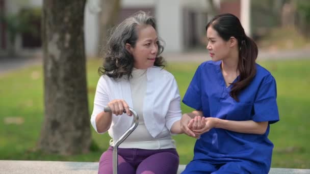 Usmívající Asijské Zdravotní Sestra Nebo Ošetřovatel Mluvit Starší Ženou Při — Stock video