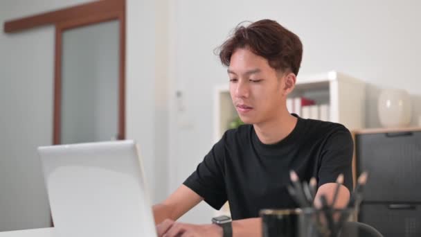 사무실에서 노트북을 사용하고 온라인으로 일하고 온라인으로 공부하고 아시아인 비디오 — 비디오