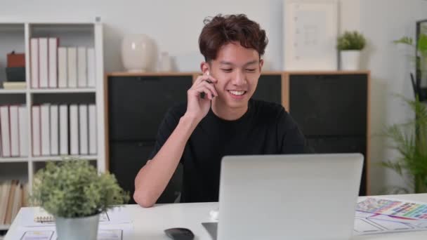 Gülümseyen Yaratıcı Adam Bilgisayarında Sanal Bir Toplantı Yapıyor Projeyi Meslektaşlarına — Stok video