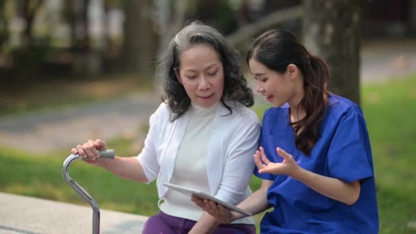 Zachwycony Lekarz Mundurze Wskazujący Cyfrową Tabletkę Pokazujący Raporty Medyczne Starszej — Wideo stockowe