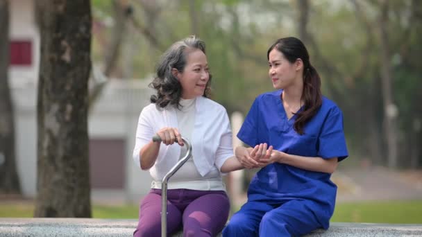 Pozitivní Žena Ošetřovatelka Uniformě Mluvit Starší Ženou Zatímco Sedí Venkovním — Stock video
