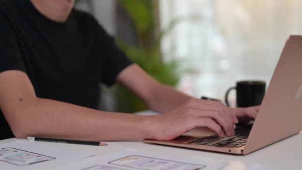 Kreatywne Ręce Piszące Laptopie Pracujące Nad Prototypem Aplikacji Ramka Przewodowa — Wideo stockowe