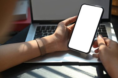 Kadın elleri cep telefonu kullanıyor, akıllı telefonla konuşuyor, ofis masasındaki bankacılık hizmetlerini kullanıyor. Görüntüyü kapat.