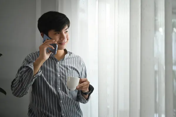 Piacevole Asiatico Businessman Having Telefono Conversazione Mentre Drinking Caffè Office — Foto Stock