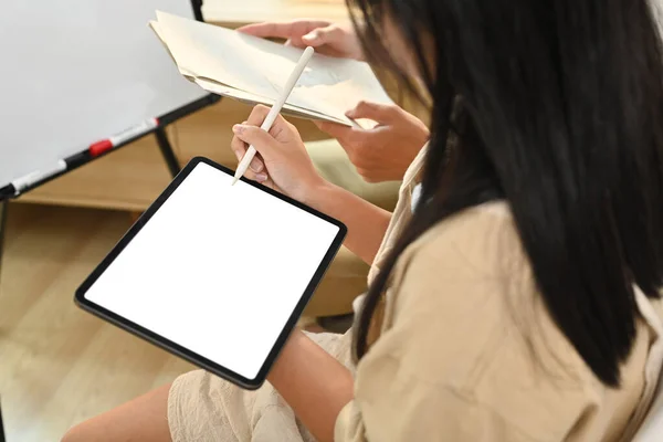 家庭教師とデジタルタブレットでオンライン宿題をしている女性学生の作物のショット 家庭教育 人々の概念 — ストック写真