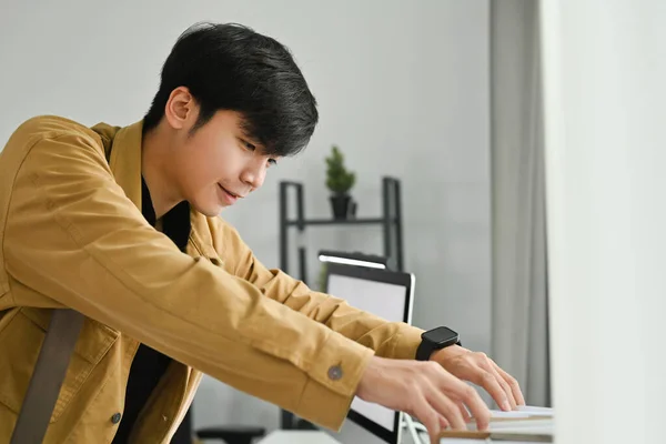 Modern Ofisinde Dizüstü Bilgisayar Kullanan Asyalı Bir Erkek Işçi Nternette — Stok fotoğraf