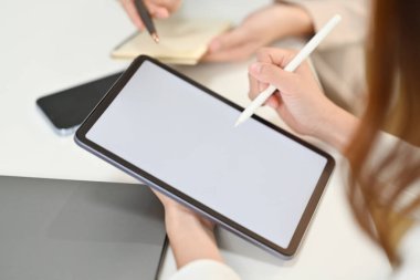 Stylus kalem tutan yaratıcı kadının boş dijital tablet ekranı gösteren görüntüsünü kapat.
