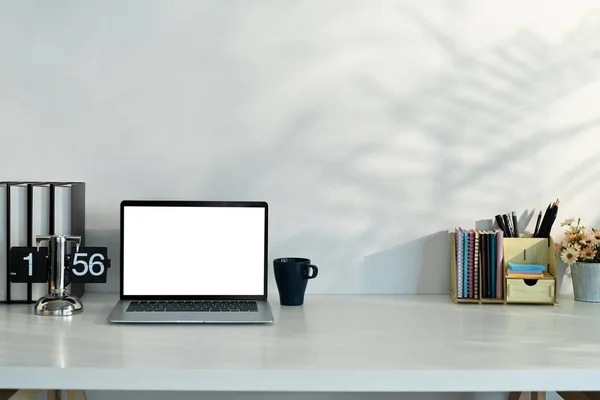 Otthoni Irodai Asztal Laptoppal Könyvekkel Kávéscsészével Írószerrel Fehér Asztalon — Stock Fotó