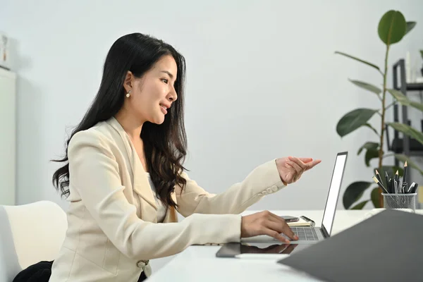 Atractiva Asesora Financiera Femenina Usando Computadora Portátil Dando Consulta Internet — Foto de Stock