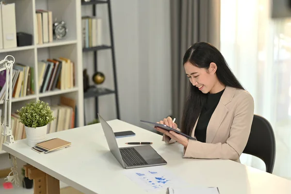 Χαμογελώντας Millennial Γυναίκα Διευθυντής Κάθεται Μπροστά Από Φορητό Υπολογιστή Χρησιμοποιώντας — Φωτογραφία Αρχείου