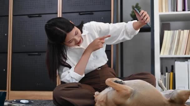 Joven Mujer Asiática Alegre Tomando Selfie Con Perro Casa Concepto — Vídeos de Stock